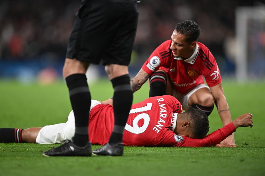 London (UK), 10/22/2022.  - Manchester United's Raphael Varane sustained an injury during the Premier League soccer match between Chelsea and Manchester United in London, Britain, October 22, 2022. (UK, London) EFE/EPA/Daniel Hembrey is for editorial use only.  Do not use with audio, video, data, fixture lists, club/league logos or services 