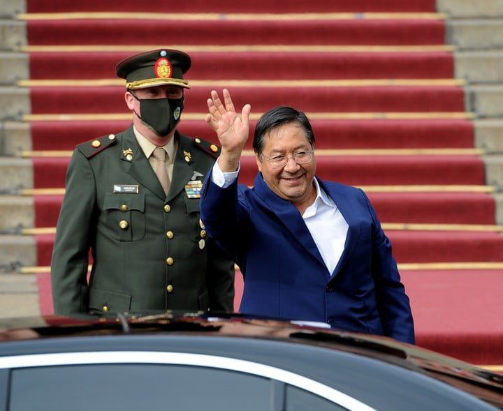 The President of Bolivia, Luis Arce, in the plaza of the Government House.  Photo: Luciano Thiberger.